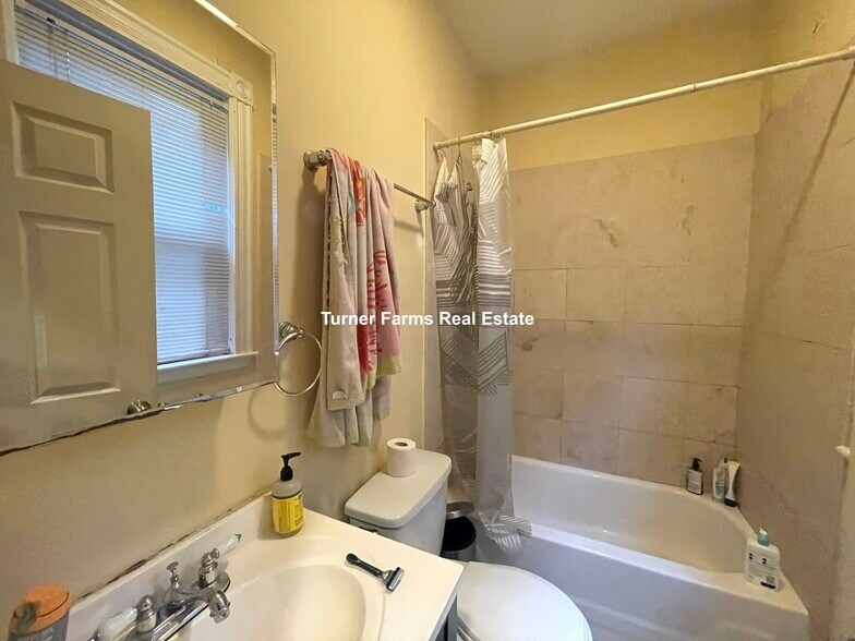 Building Photo - 34 Cherokee St