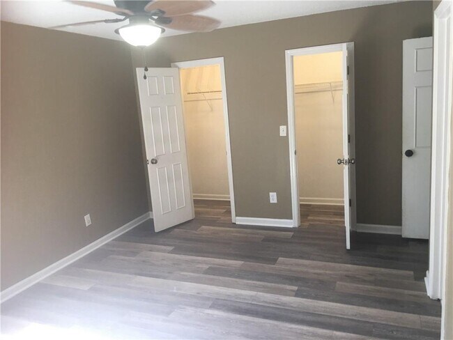 Building Photo - 335 Hamilton Ct