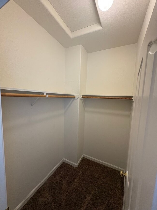 Building Photo - Spacious NW Visalia home Near Shopping Center Available Now!