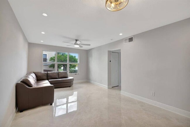 Building Photo - 2400 NE 33rd Ave