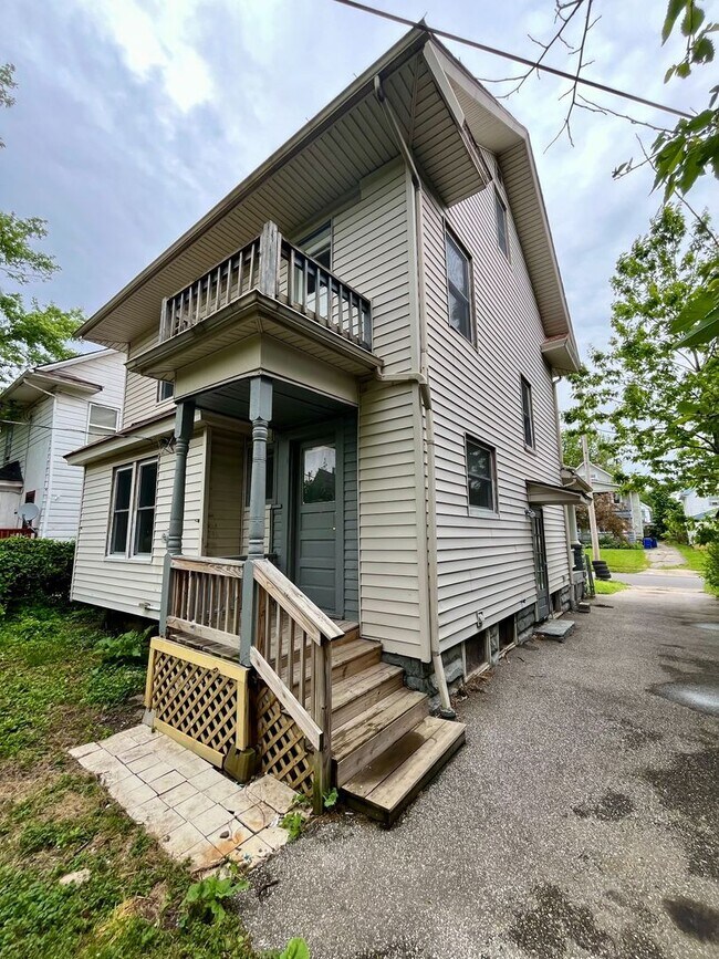 Building Photo - Three bedroom one bathroom single family home for rent MOVE IN SPECIAL - HALF OFF FIRST MONTHS RENT