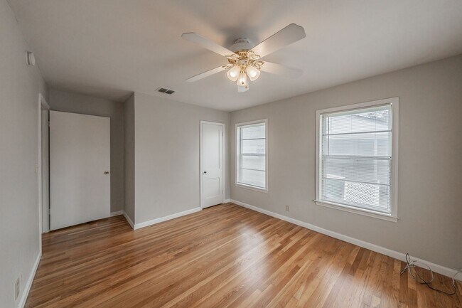 Building Photo - Updated home in Arlington Heights!