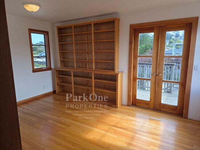 Building Photo - Adorably Rustic home 2 blocks from the shore.