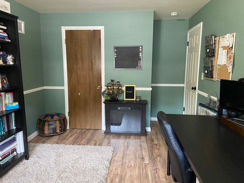 Bedroom/Office 10x13 - 11611 W Elmhurst Pky