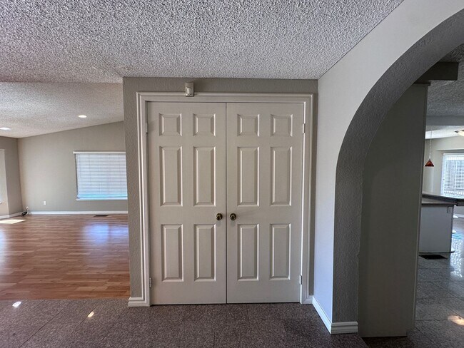 Building Photo - THIS is YOUR home, stunning 4/2 w/ AC, near Foothills