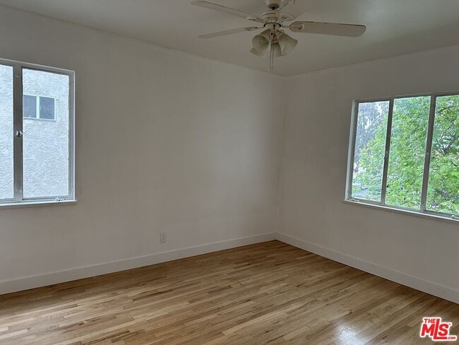 Building Photo - 451 S Doheny Dr