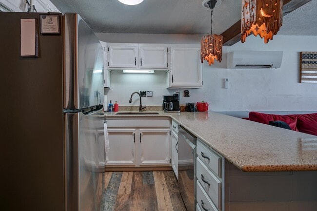 Building Photo - 46 Linderhof Golf Course Rd