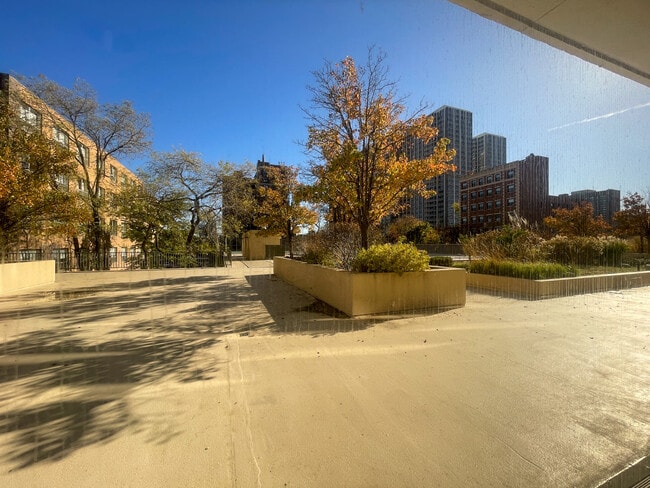 Building Photo - 4343 N Clarendon Ave