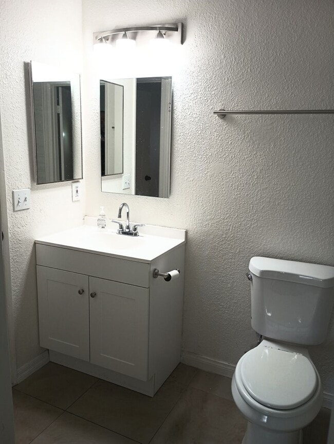 Building Photo - 2BR/1.5BA Condo in the heart of Oceanside