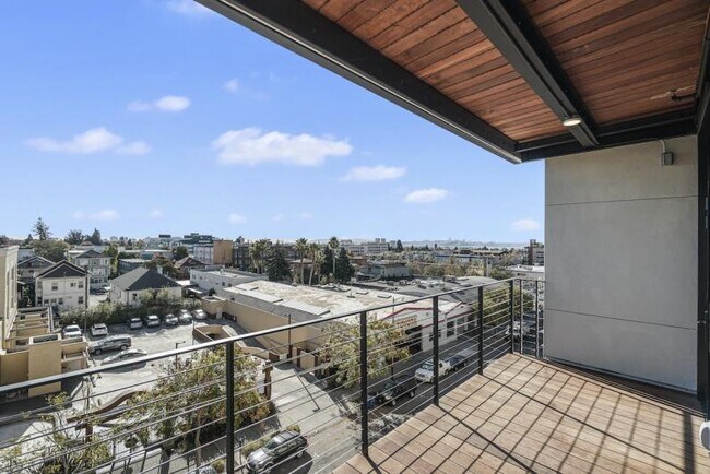 Building Photo - New Contemporary Sunny Apartment With Views