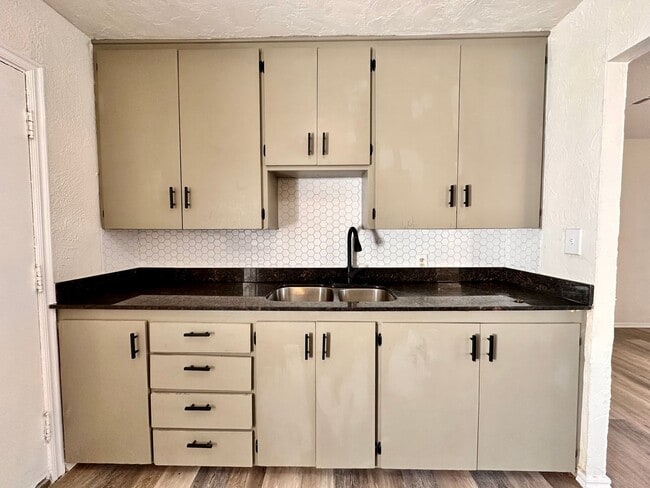 Building Photo - Newly Remodeled Home with Move-In Special!