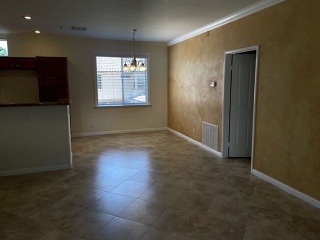 Building Photo - 2 Bedroom in Beautiful Tustin Golf Community