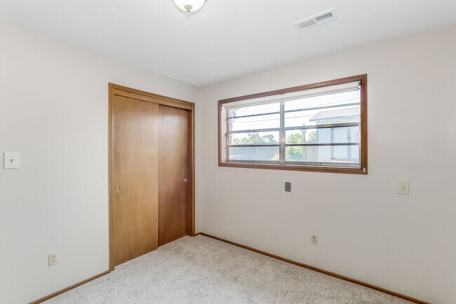Building Photo - Spacious 3 bedroom 2 bath Duplex