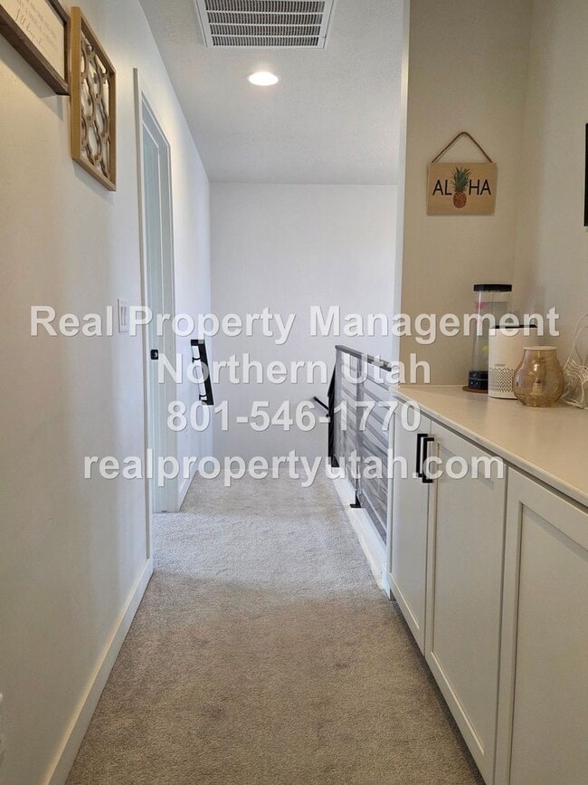 Building Photo - Stunning 4 Bedroom 2.5 Bath Home in Syracuse