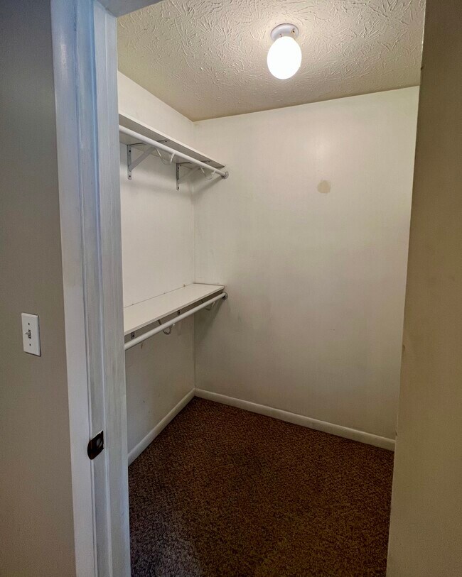 Building Photo - 8859 Eagleview Dr