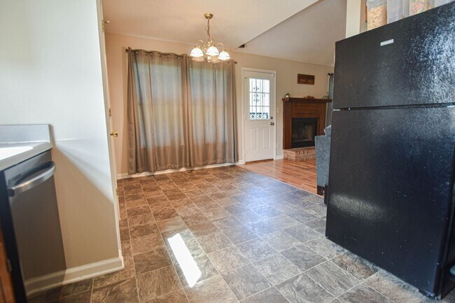 Building Photo - Pet Friendly Three Bedroom!