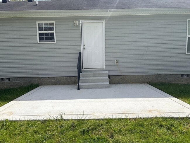 Building Photo - Charming 3 Bedroom Home with Large Yard