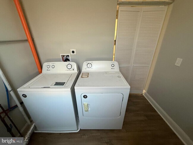 Building Photo - 4028 W Girard Ave