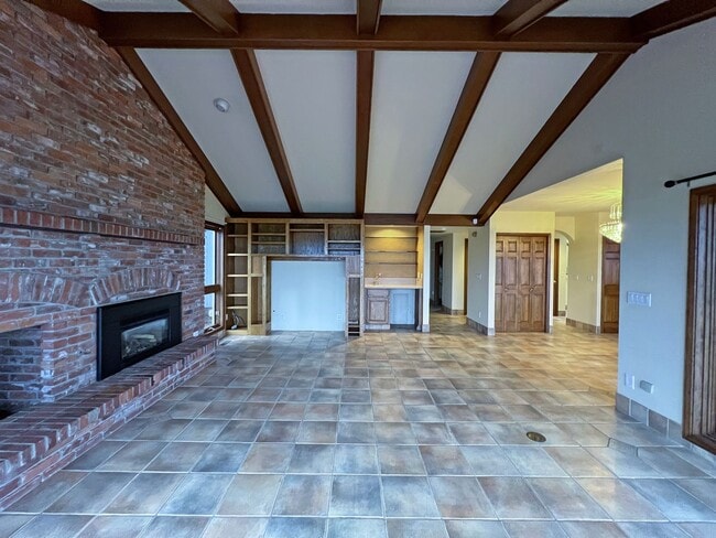 Building Photo - Gated Sound view home Des Moines area, 4 bed plus den 2.5 bath 3900 s/f, Available NOW!!!