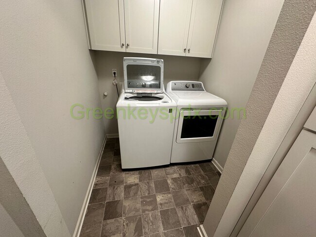 Building Photo - Amazing 2,306-square-foot house in Wood Village