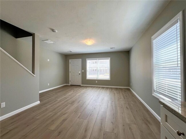 Building Photo - 578 Elm St
