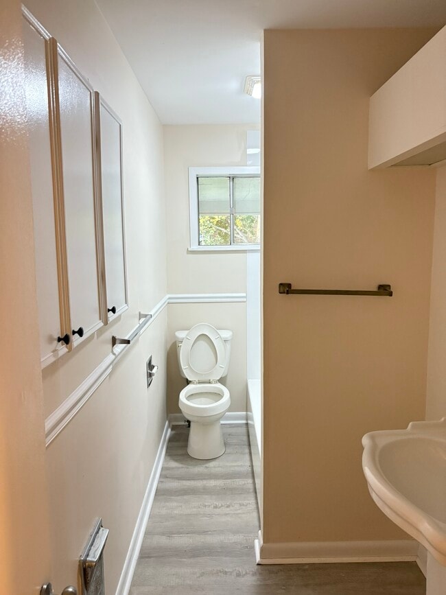 Building Photo - 510 Dickson St