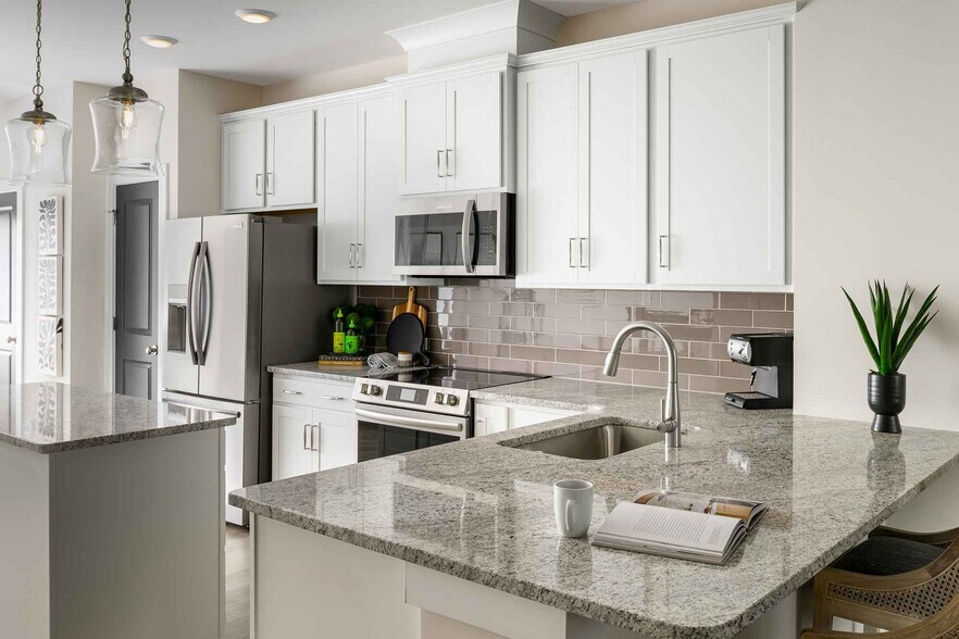 Designer kitchen with granite countertops, stainless Frigidaire appliances, under-cabinet lighting. - 1421 Lithium Ln