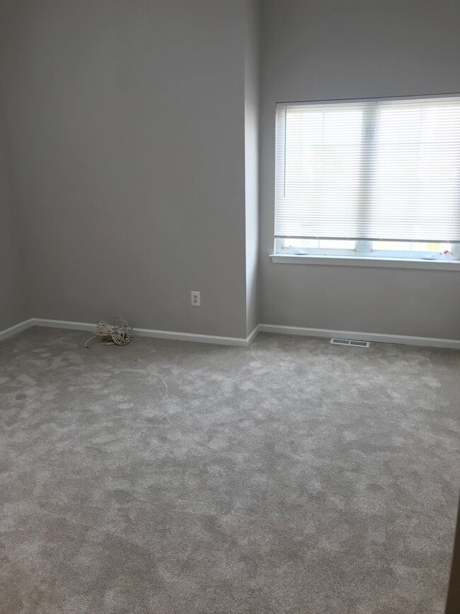 Building Photo - Crestwood 2 bed + Loft Large Condo Availab...