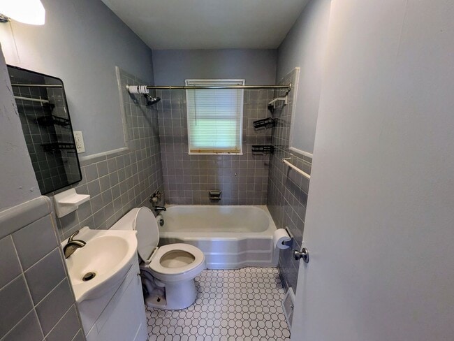 Building Photo - 605 Oakhurst St