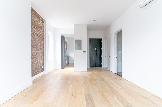 Building Photo - 95 Verona St