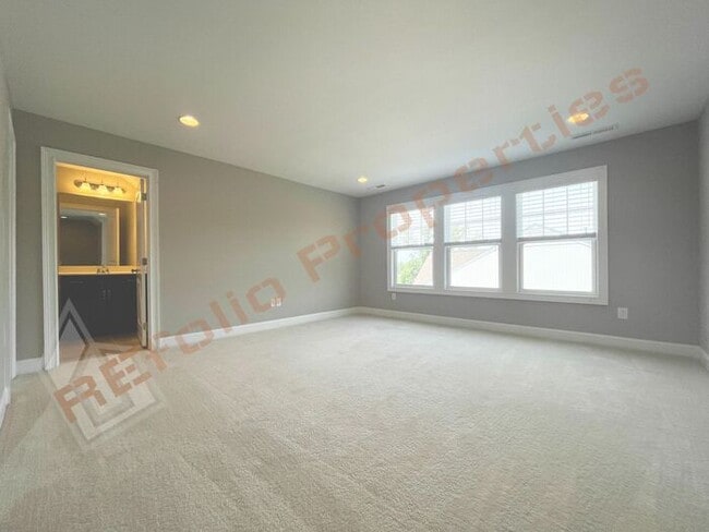 Building Photo - Beautiful 3 Bedroom Townhome with 3rd Floo...