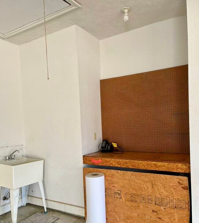 Building Photo - 5 bedroom and 3 bathroom two level house