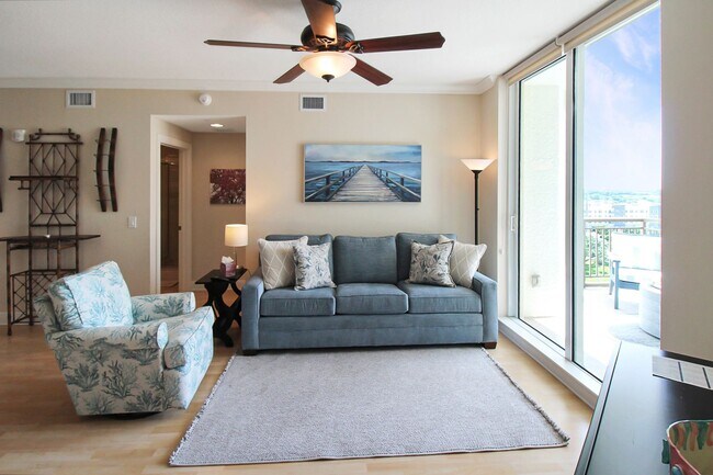 Building Photo - 800 N Tamiami Trl