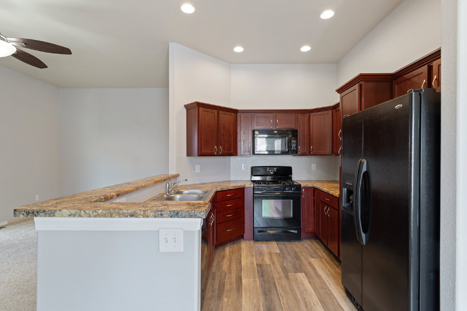 Building Photo - Westside 2-Bed Condo with Mountain Views a...