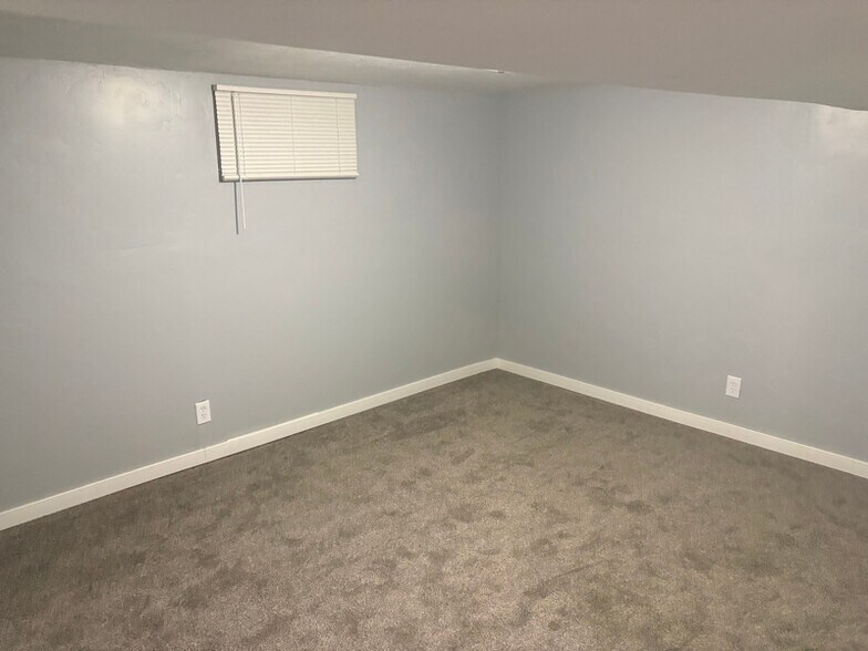 Building Photo - 8757 W Helen Dr