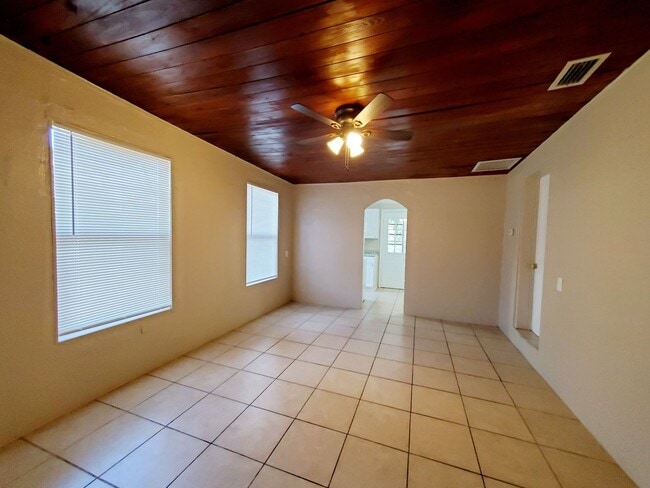 Building Photo - 2 Bedroom, 1 Bathroom Home for Rent in Plant City!