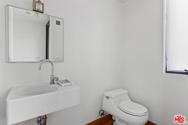 Building Photo - 7 Vicente Ter