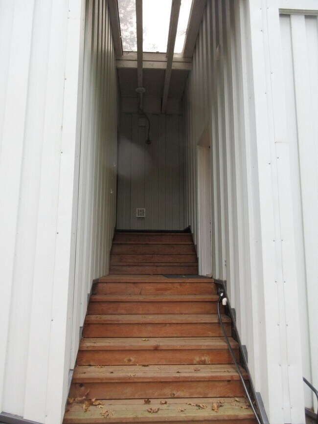 Building Photo - Beautiful Three Bedroom in the Hills of South Salem