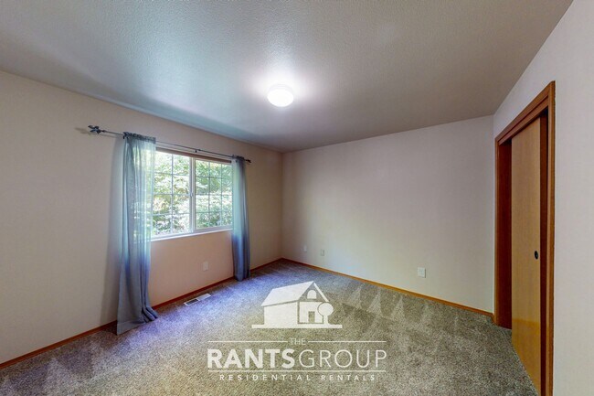 Building Photo - Lovingly cared for 3-bedroom, 1.75-bath ra...