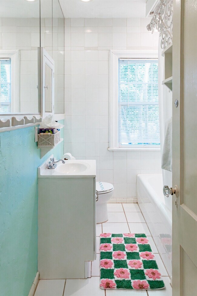 Building Photo - 519 28th St