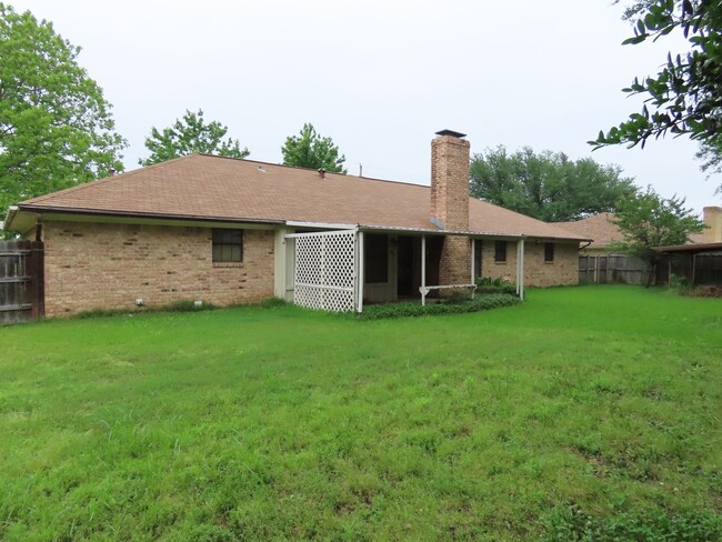 Building Photo - South Tyler! Spacious 3 Bedroom, 2 Bath