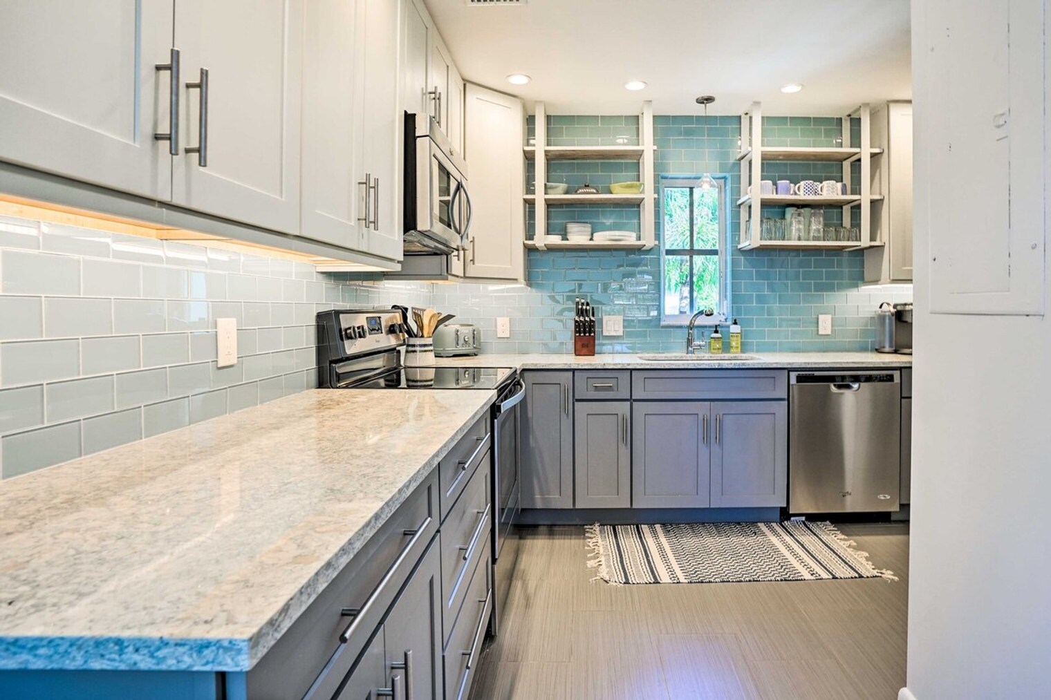 Building Photo - 215 Bobolink Way