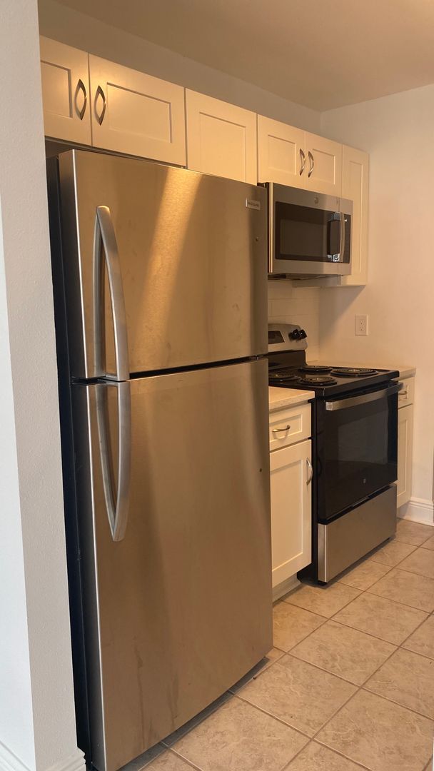 Building Photo - Fully Remodeled 2/2 Villa, Stainless, Granite Fully Tiled! WIFI Included!