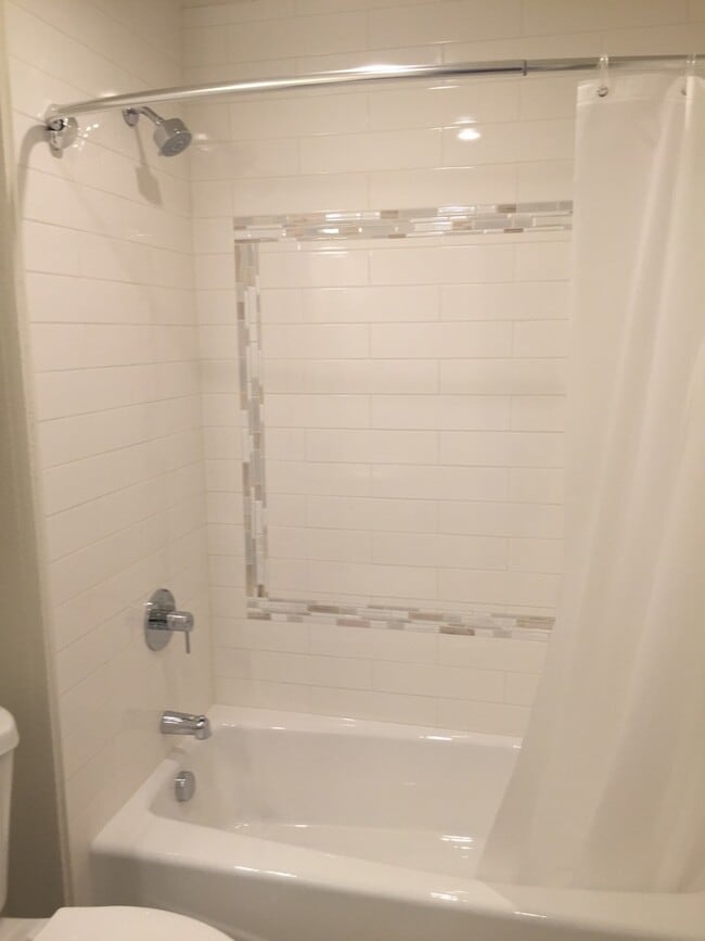 Building Photo - New Modern Remodel 2br Hardwoods Quartz DW...