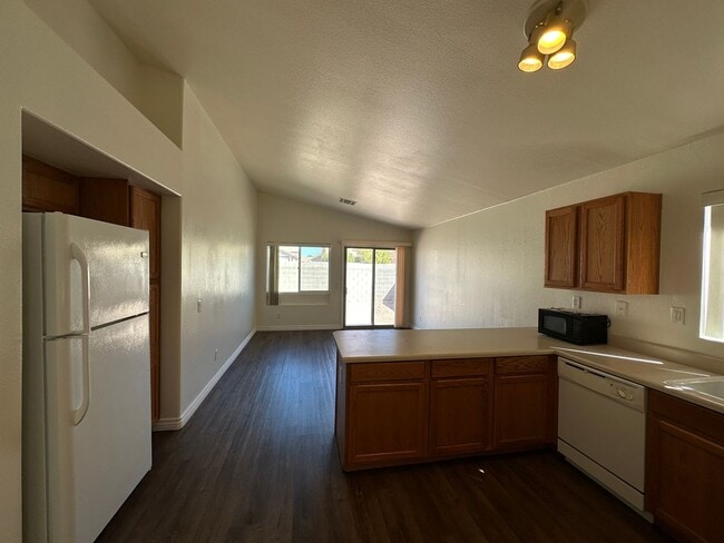 Building Photo - Decatur & Blue Diamond