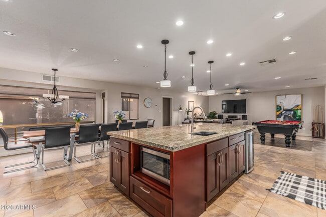 Building Photo - 5821 E Cactus Rd