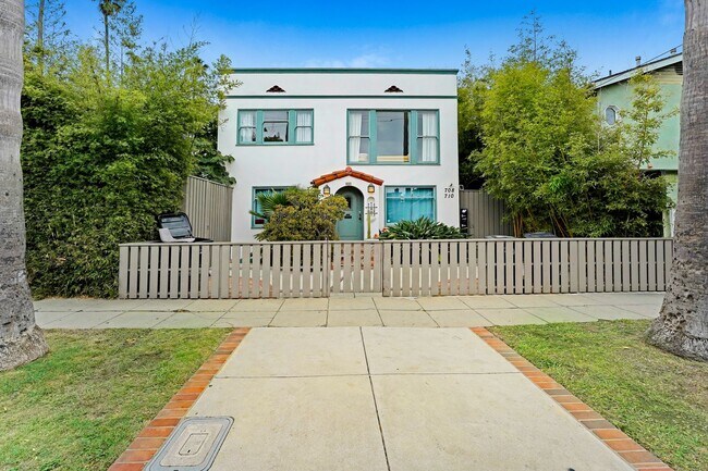 Building Photo - Spanish Style Venice Bungalow