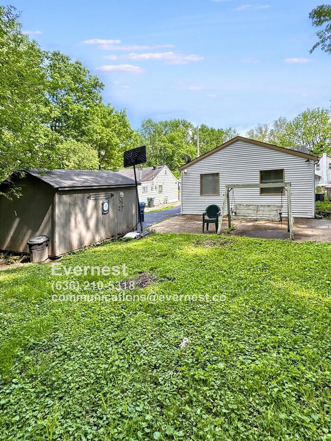 Building Photo - Charming 2-Bedroom Home with Off-Street Pa...