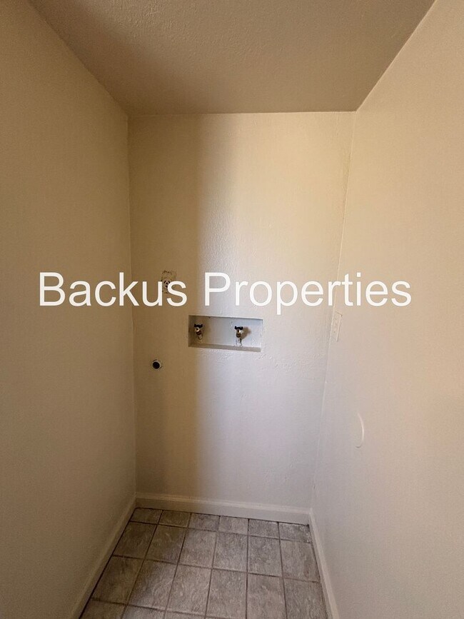 Building Photo - 516 James St