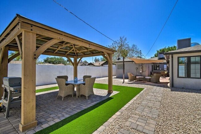 Building Photo - 4 Bed, 3 Bath, stunning home, located in t...